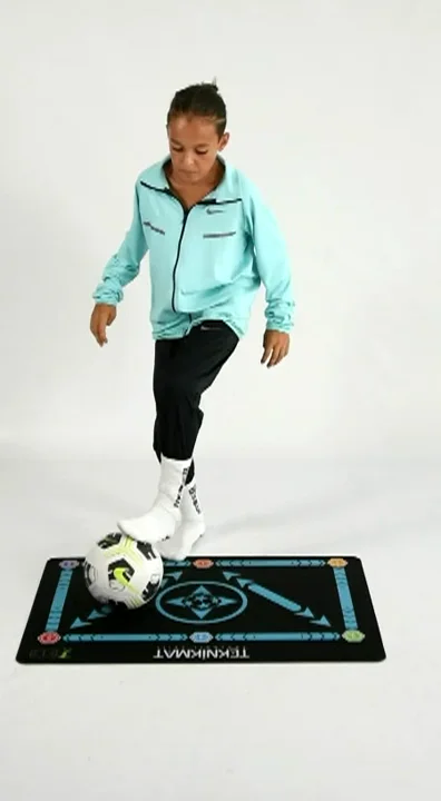 3. seviye: V Shape hareketi, futbolcu Teknikmat matında