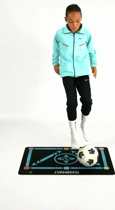 6. seviye: Figure 8 hareketi, futbolcu Teknikmat matında