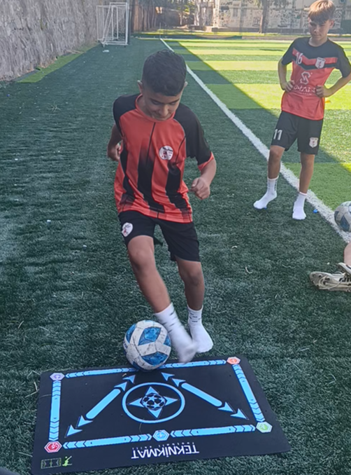 Young player on the Teknikmat mat