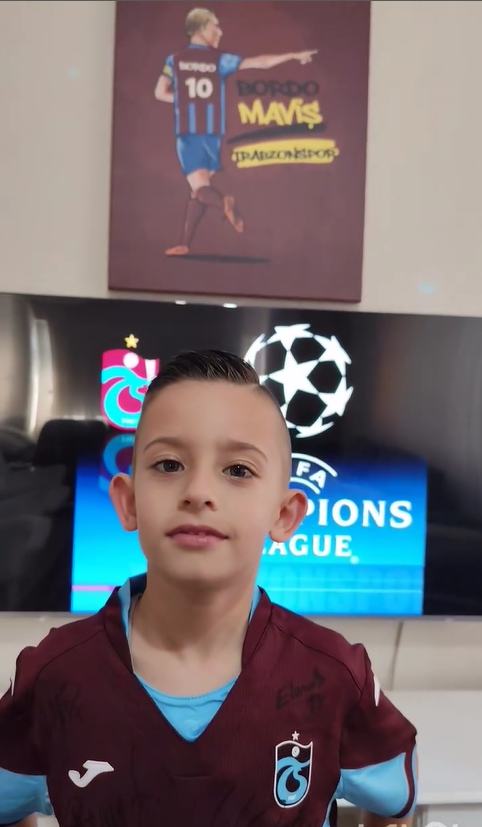 Bordo Maviş with the Teknikmat football mat